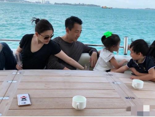 变样跟汪小菲结婚才是真正的幸福吧！瓦力棋牌试玩大S两段婚姻穿搭风格大(图2)
