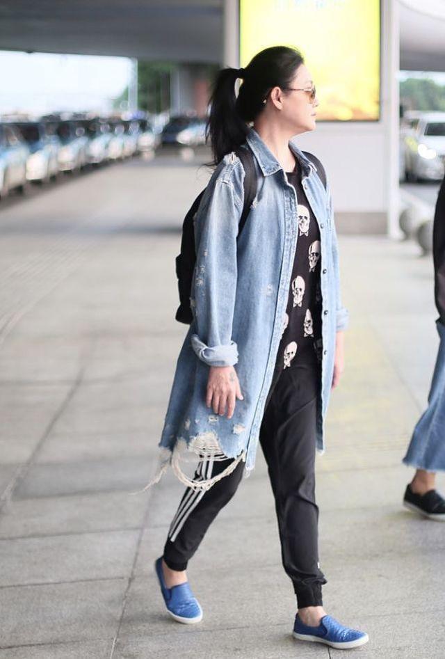 变样跟汪小菲结婚才是真正的幸福吧！瓦力棋牌试玩大S两段婚姻穿搭风格大(图1)