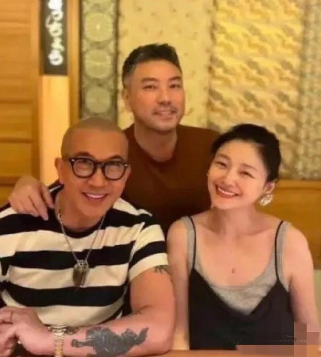 变样跟汪小菲结婚才是真正的幸福吧！瓦力棋牌试玩大S两段婚姻穿搭风格大(图3)