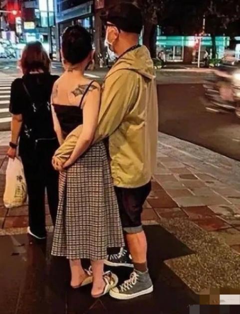 变样跟汪小菲结婚才是真正的幸福吧！瓦力棋牌试玩大S两段婚姻穿搭风格大(图5)