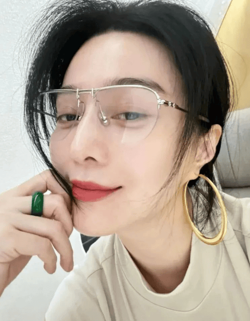 乱眼神迷离戴超大黄金耳环若有所思！瓦利棋牌44岁范冰冰在豪宅！头发凌(图4)