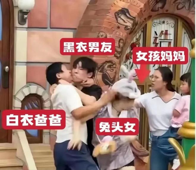 打架事件格子女被扒光夫妻俩太过分瓦力棋牌后续来了上海迪士尼游客(图3)