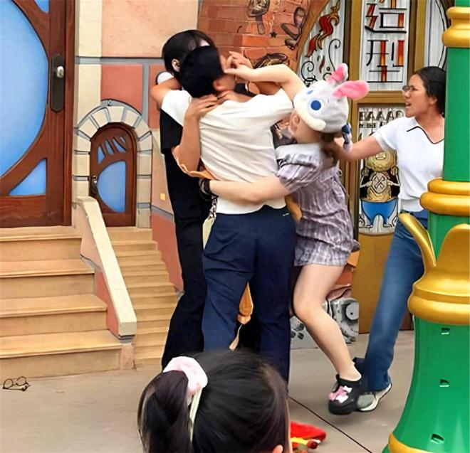 打架事件格子女被扒光夫妻俩太过分瓦力棋牌后续来了上海迪士尼游客(图10)
