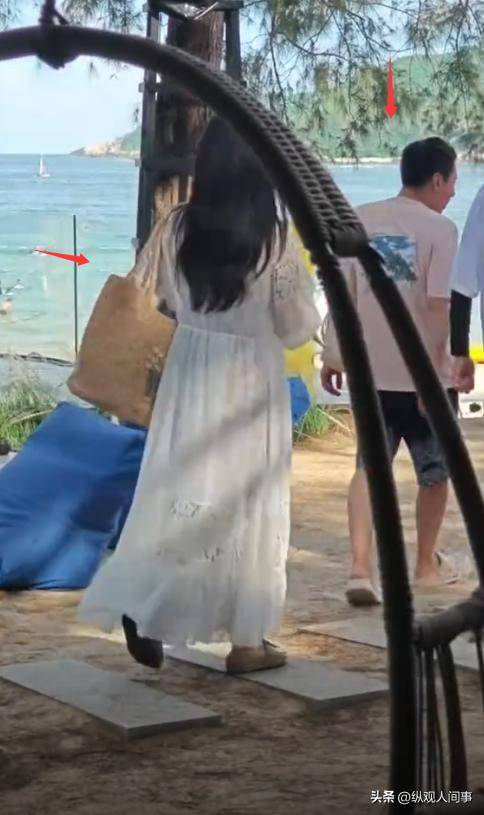 显、穿凉拖小腿壮硕被满嘴的烤瓷牙抢镜瓦力游戏app刘涛现身三亚法令纹明(图4)