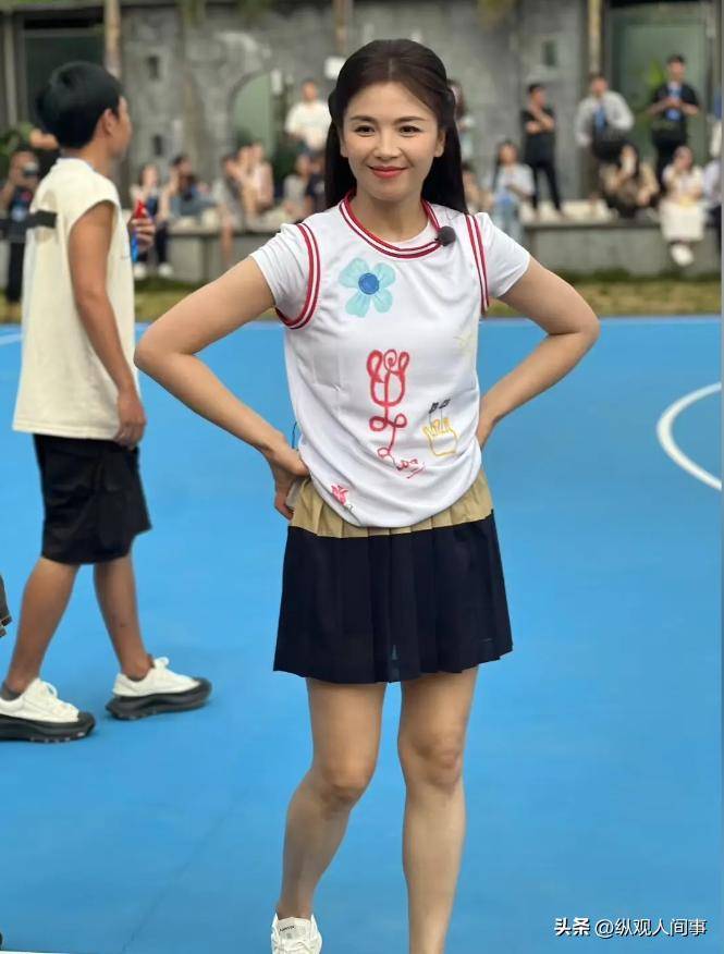 显、穿凉拖小腿壮硕被满嘴的烤瓷牙抢镜瓦力游戏app刘涛现身三亚法令纹明(图5)