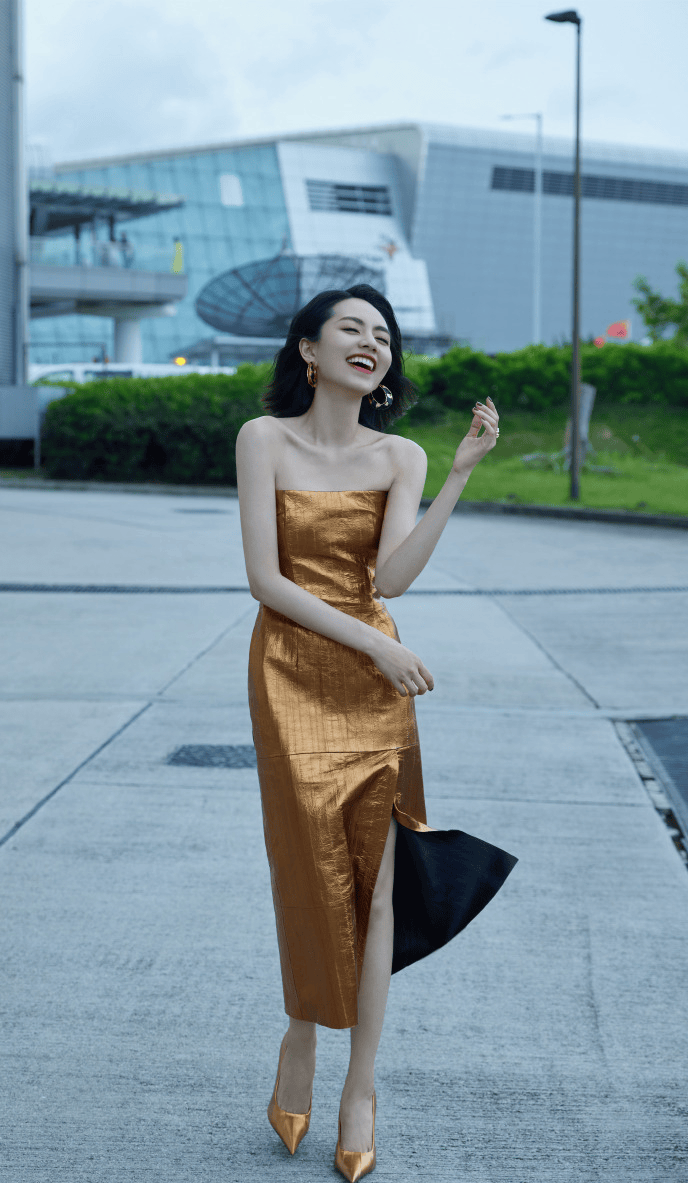 穿金色抹胸裙高贵如女王这谁能不爱？瓦力棋