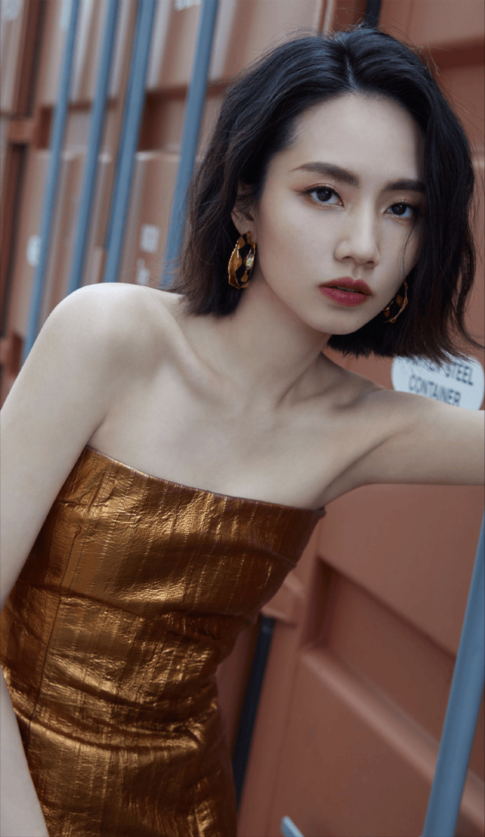 穿金色抹胸裙高贵如女王这谁能不爱？瓦力棋牌游戏刘惜君真是气质天花板！(图2)