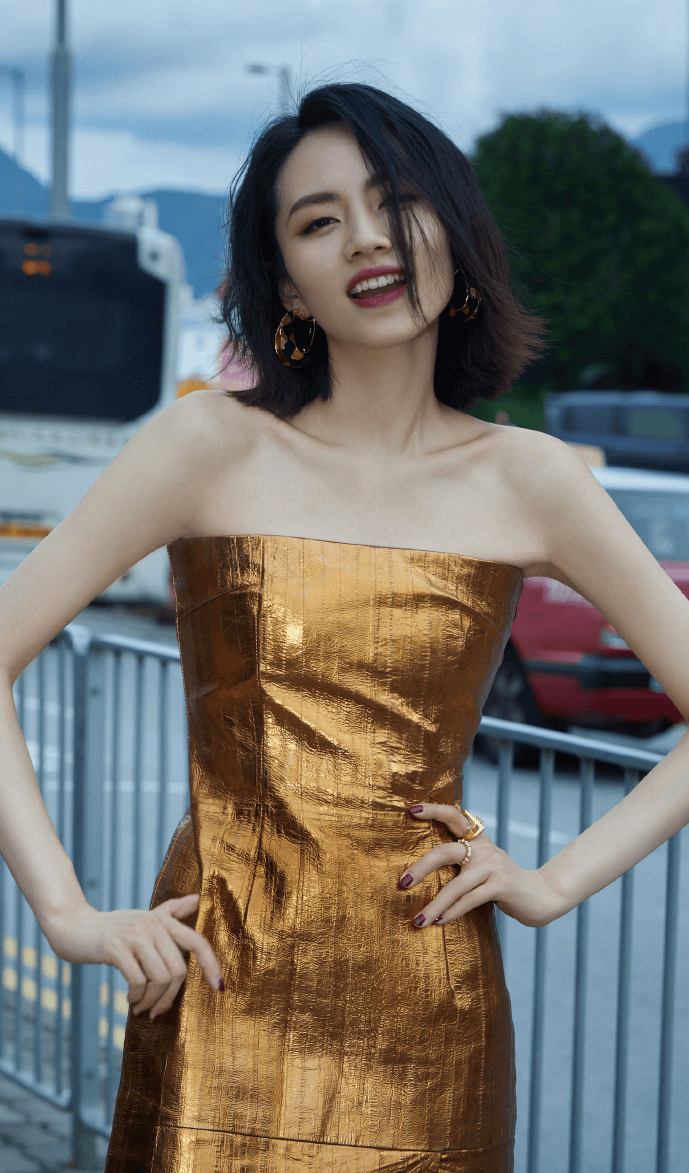 穿金色抹胸裙高贵如女王这谁能不爱？瓦力棋牌游戏刘惜君真是气质天花板！(图3)