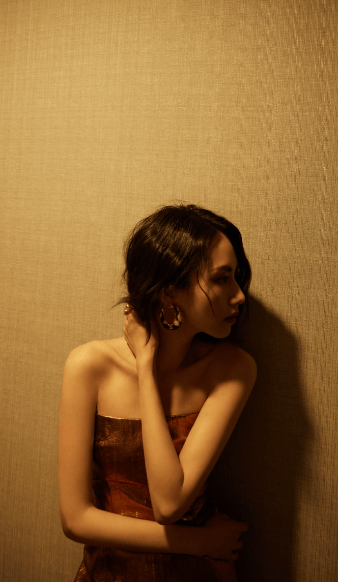 穿金色抹胸裙高贵如女王这谁能不爱？瓦力棋牌游戏刘惜君真是气质天花板！(图4)