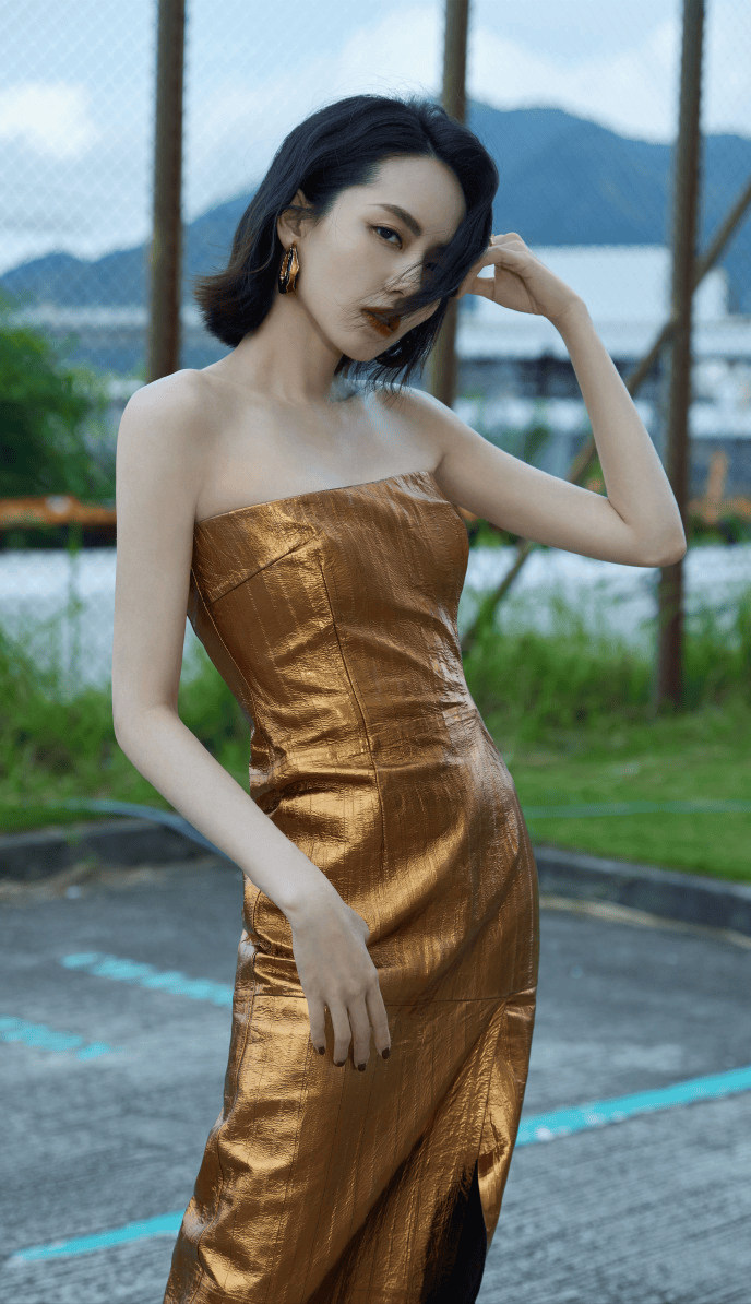 穿金色抹胸裙高贵如女王这谁能不爱？瓦力棋牌游戏刘惜君真是气质天花板！(图7)