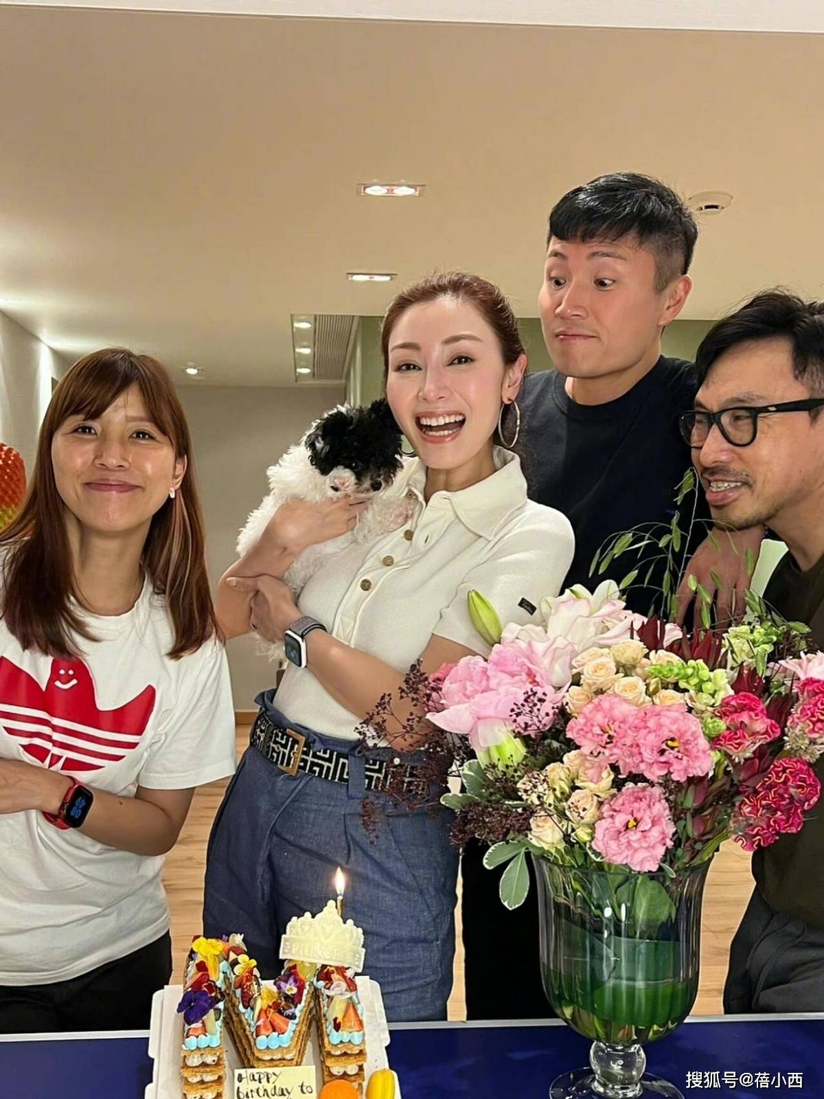 生！穿polo衫牛仔裤54岁美出新高度瓦力棋牌游戏豪门阔太“李嘉欣”高调庆(图3)