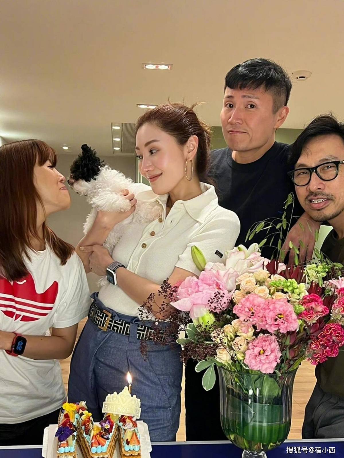 生!穿polo衫牛仔裤54岁美出新高度瓦力棋牌游戏豪门阔太“李嘉欣”高调庆(图4) 生!穿polo衫牛仔裤54岁美出新高度瓦力棋牌游戏豪门阔太“李嘉欣”高调庆(图4)