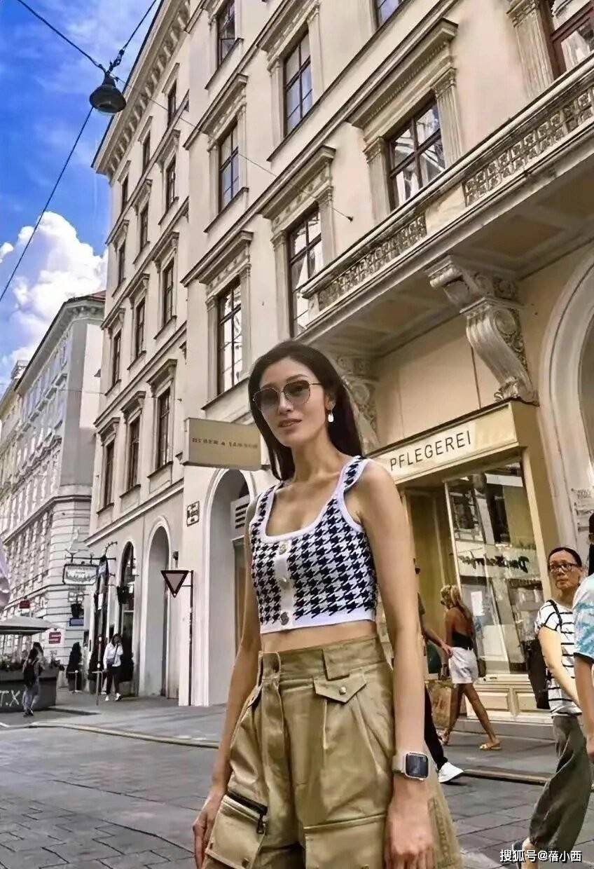 生！穿polo衫牛仔裤54岁美出新高度瓦力棋牌游戏豪门阔太“李嘉欣”高调庆(图5)