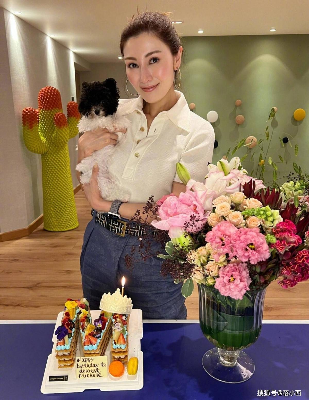 生！穿polo衫牛仔裤54岁美出新高度瓦力棋牌游戏豪门阔太“李嘉欣”高调庆(图6)