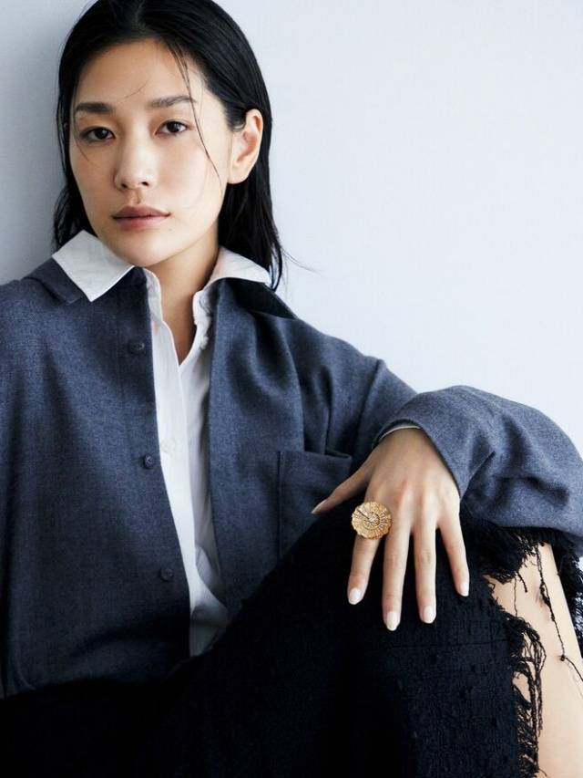 学会用珠宝50+女性尤其不可忽略瓦力棋牌灰色穿搭的高级感秘诀:要(图3) 学会用珠宝50+女性尤其不可忽略瓦力棋牌灰色穿搭的高级感秘诀:要(图3)