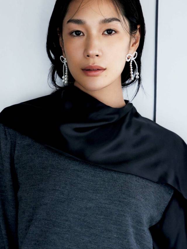 学会用珠宝50+女性尤其不可忽略瓦力棋牌灰色穿搭的高级感秘诀：要(图6)