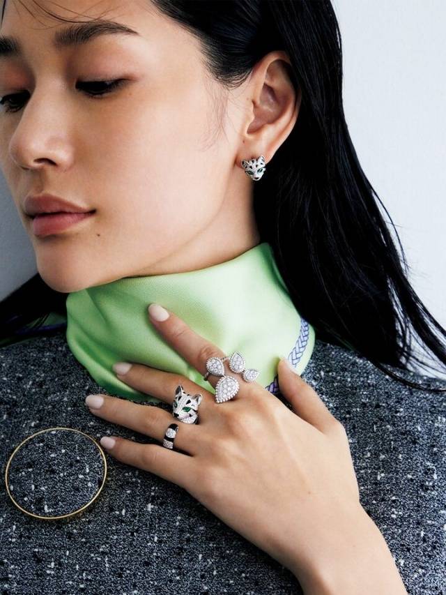 学会用珠宝50+女性尤其不可忽略瓦力棋牌灰色穿搭的高级感秘诀：要(图9)