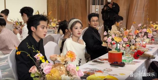 女名场面 CP售后范本引发热议瓦利棋牌王鹤棣白鹿台下模仿乖乖(图2)