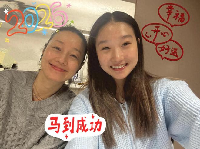 ！和大女儿素颜合影好温馨被耳环抢镜瓦力游戏马伊琍新年第一天晒全家福(图2)