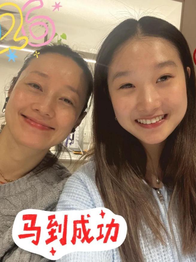 ！和大女儿素颜合影好温馨被耳环抢镜瓦力游