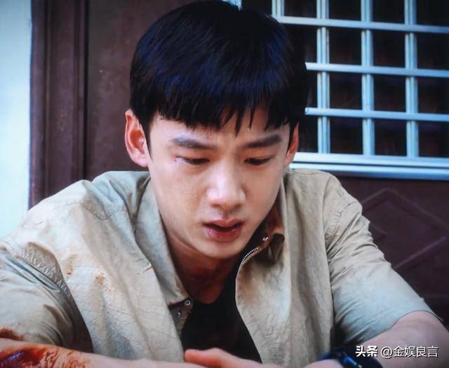 下有皱纹脸宽腮大锡纸烫戴耳钉像男模瓦力游戏app白敬亭现身黑