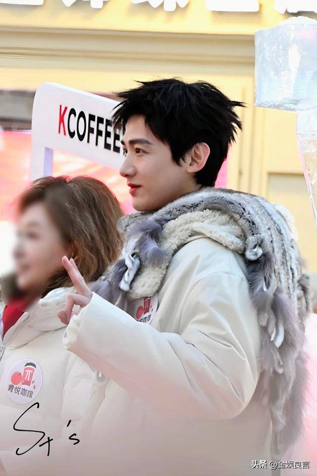 下有皱纹脸宽腮大锡纸烫戴耳钉像男模瓦力游戏app白敬亭现身黑龙江生图(图3)