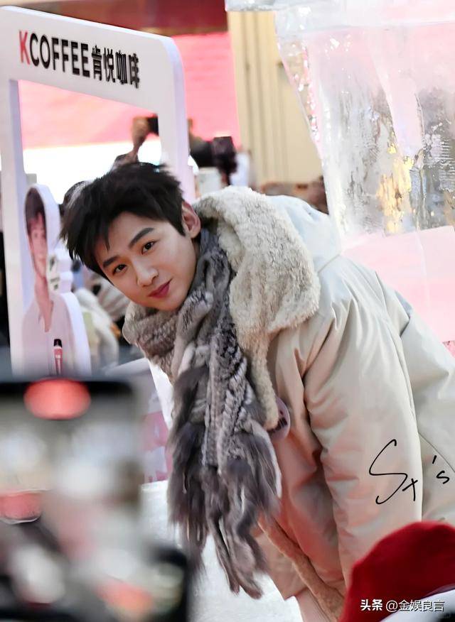 下有皱纹脸宽腮大锡纸烫戴耳钉像男模瓦力游戏app白敬亭现身黑龙江生图(图9)