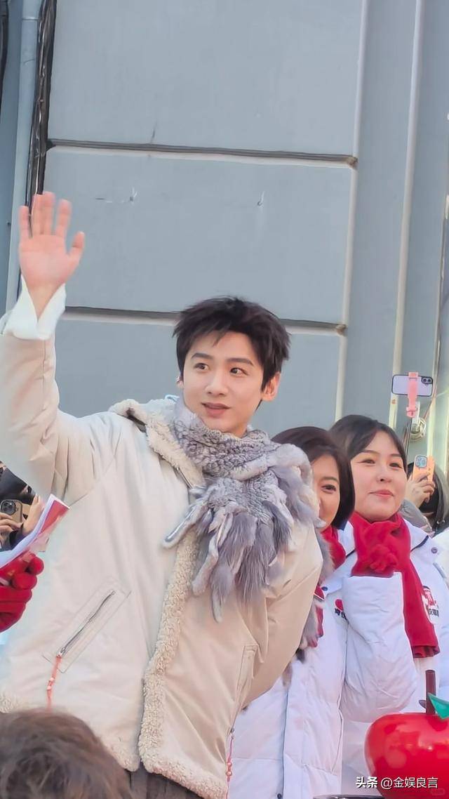 下有皱纹脸宽腮大锡纸烫戴耳钉像男模瓦力游戏app白敬亭现身黑龙江生图(图8)