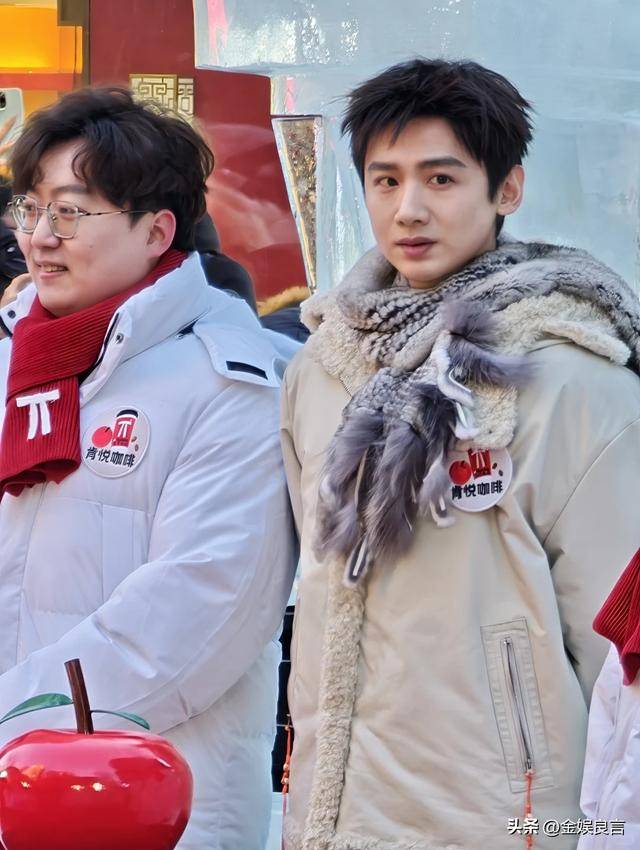 下有皱纹脸宽腮大锡纸烫戴耳钉像男模瓦力游戏app白敬亭现身黑龙江生图(图10)