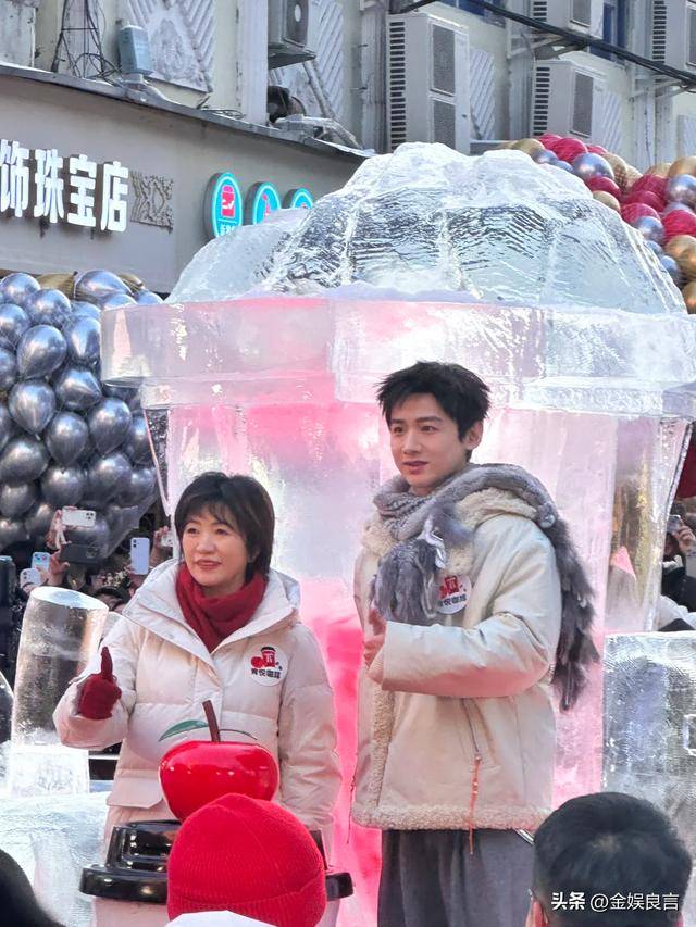 下有皱纹脸宽腮大锡纸烫戴耳钉像男模瓦力游戏app白敬亭现身黑龙江生图(图11)