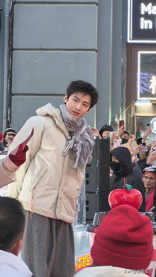 下有皱纹脸宽腮大锡纸烫戴耳钉像男模瓦力游戏app白敬亭现身黑龙江生图(图14)