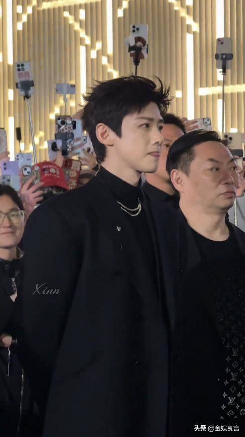 下有皱纹脸宽腮大锡纸烫戴耳钉像男模瓦力游戏app白敬亭现身黑龙江生图(图16)